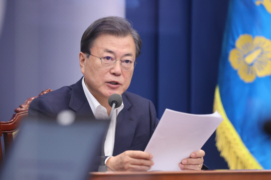 문재인 대통령이 9일 청와대에서 수석·보좌관 회의를 주재하고 있다.  연합뉴스